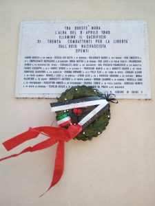 Questa mattina alle mura della galera di Via Spalato a Udine 25 Aprile 1945 ~ 25 Aprile 2020 ora come allora e sempre RESISTENZA LIBERE TUTTE LIBERI TUTTI garofani e rose rosse